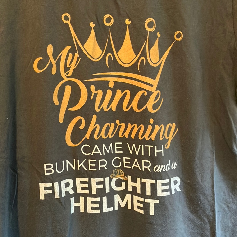 Ladies tshirt. Fits like a medium.